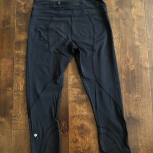 Lululemon Black Cropped Size 6 Leggings.